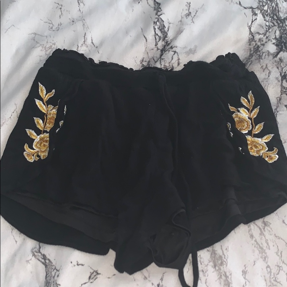 Kendal & Kylie black flowy shorts